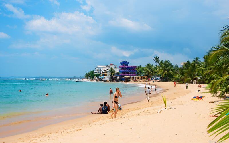 Песчаные берега и шум пальм на пляже Хиккадува Шри-Ланка (Hikkaduwa Beach) фото